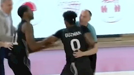 השחקן התוקף, צילום: צילום מסך טוויטר Eurozone Basketball@